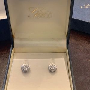 Cluster Round Diamond Earrings With 7 Diamonds